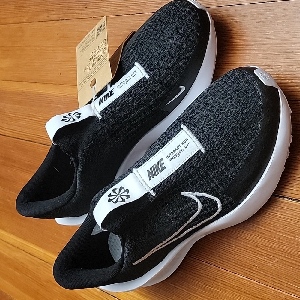 Nike Black and White Interact EasyOn Women's Size 9